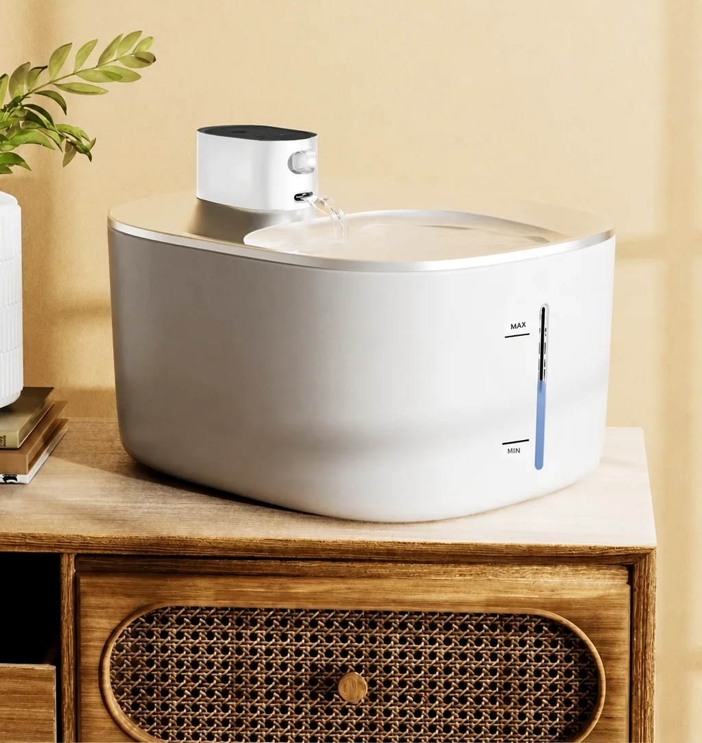De witte draadloze drinkfontein van Litteroo op een houten kastje