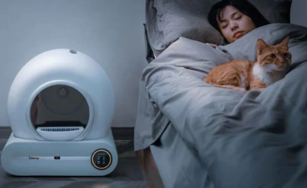 De Litteroo One naast het bed, een vrouw slaapt met haar kat